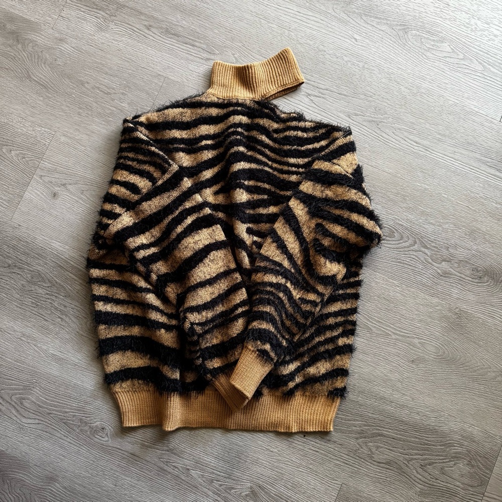 VENUS Tiger Print Cold Shoulder Eyelash Sweater - Picture 9 of 9